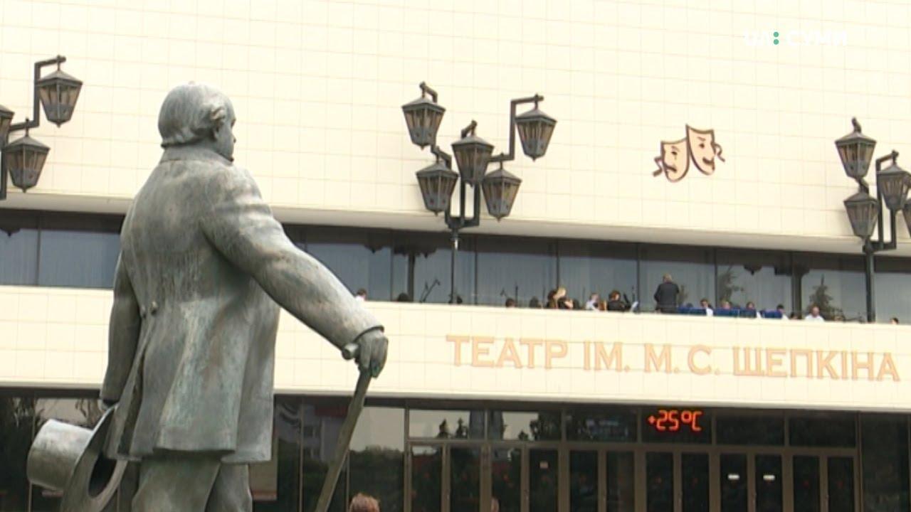 У театрі відбувся концерт під відкритим небом анг
